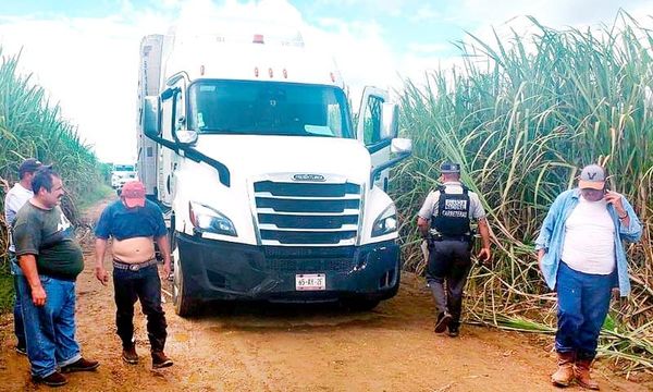 ¡GN ASEGURÓ TRÁILER ROBADO EN CAÑALES DE COSAMALOAPAN!