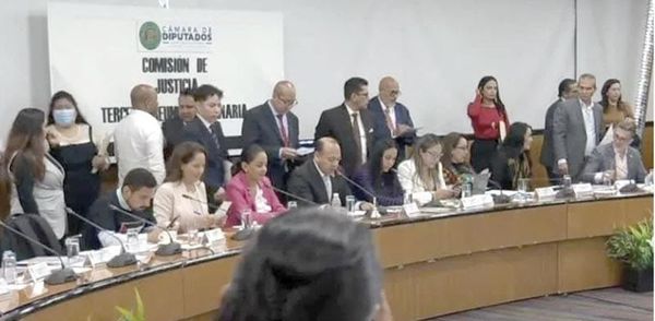 ¡QUITAN RETROACTIVIDAD EN DICTAMEN SOBRE LEY DE AMPARO!