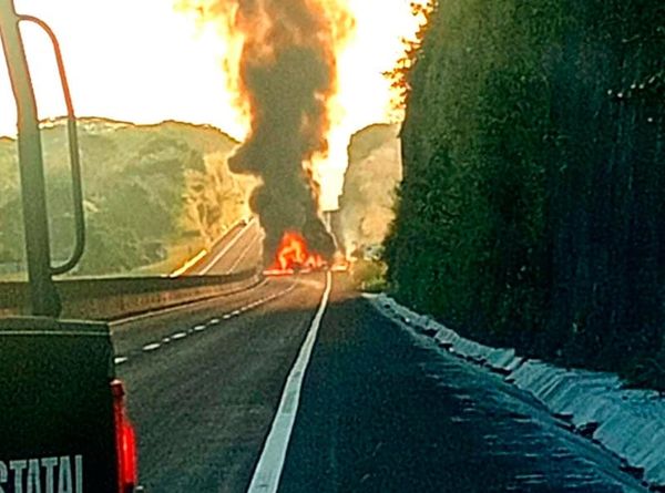 ¡ARDIÓ TRACTOCAMIÓN CON DIÉSEL!