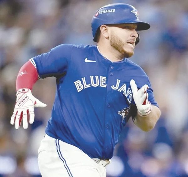 ¡KIRK BATEA 2 CUADRANGULARES EN PALIZA DE BLUE JAYS A YANKEES DE NUEVA YORK!