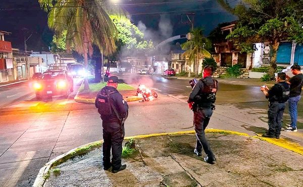 ¡LA MOTO CALCINADA ERA DE UN LADRÓN Y VECINOS SE LA QUEMARON!