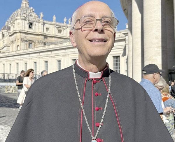 ¡OBISPO DE EL PASO, TEXAS LLEVA AL PAPA LEÓN XIV CARTAS DE MIGRANTES AFECTADOS POR MEDIDAS EN EU!