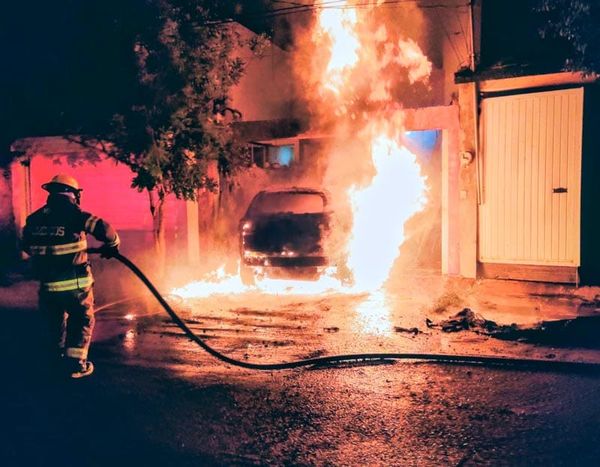 ¡ARDE CAMIONETA EN BOCA DEL RÍO!