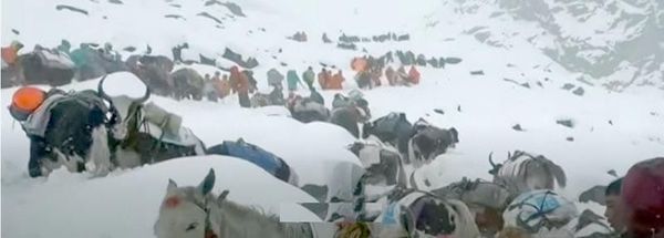 ¡RESCATAN A CIENTOS DE EXCURSIONISTAS DEL MONTE EVEREST!