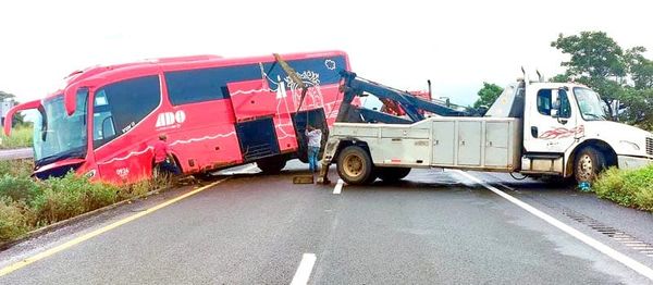 ¡VOLCÓ AUTOBÚS ADO CON 10 PASAJEROS GOLPEADOS!