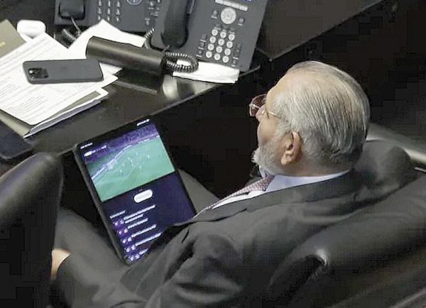 ¡CACHAN A ADÁN AUGUSTO EN EL SENADO VIENDO EL PARTIDO DEL BARÇA!