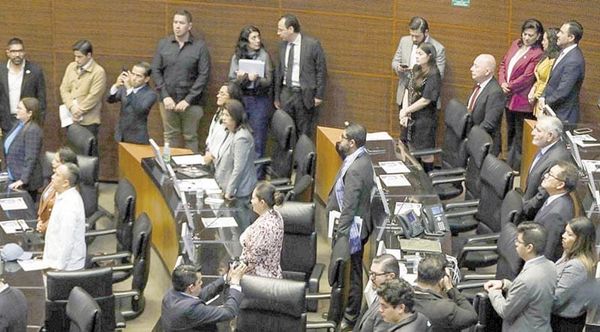 ¡APLAZAN NUEVA LEY ADUANERA!