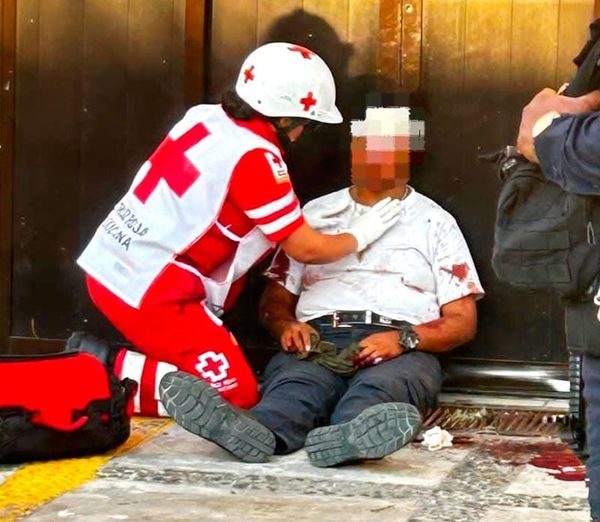 ¡MUJER ES BRUTALMENTE GOLPEADA POR UNA PAREJA!