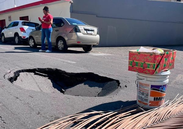 ¡SE ABRIÓ ENORME SOCAVÓN EN LA AVENIDA ALLENDE NORTE!