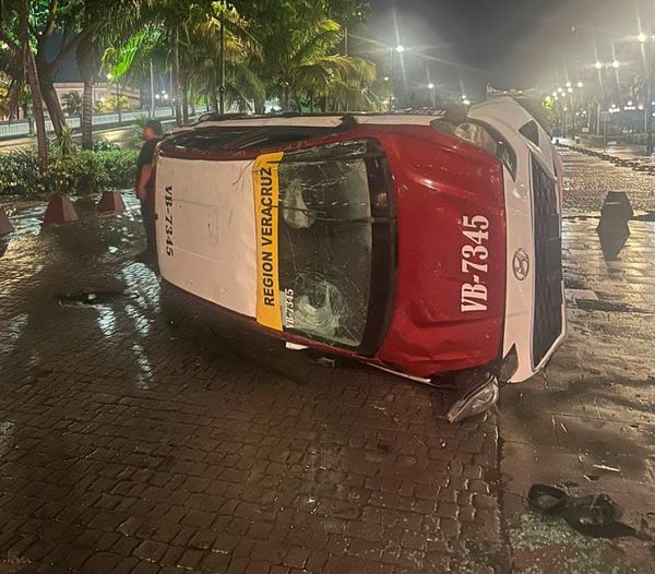 ¡TAXI SE ESTRELLA CONTRA BOLARDOS Y VOLCÓ JUNTO AL PUENTE MORELOS!