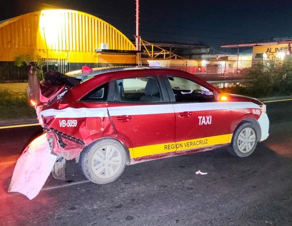 ¡BORRACHÍN DESBARATA TAXI DE UN TRANCAZO!