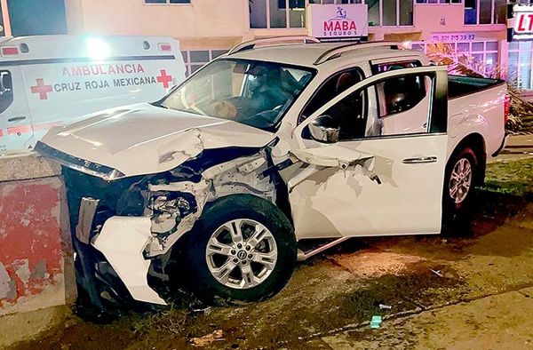 ¡TRANCAZO DE 50 MIL PESOS EN EL BULEVAR! - CONDUCTOR SE DISTRAJO PONIENDO MUSICA Y CHOCO CONTRA UNA BANCA