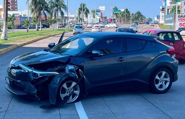 ¡DE UN ‘TRANCAZO’ UN TOYOTA DERRIBÓ UNA LUMINARIA!