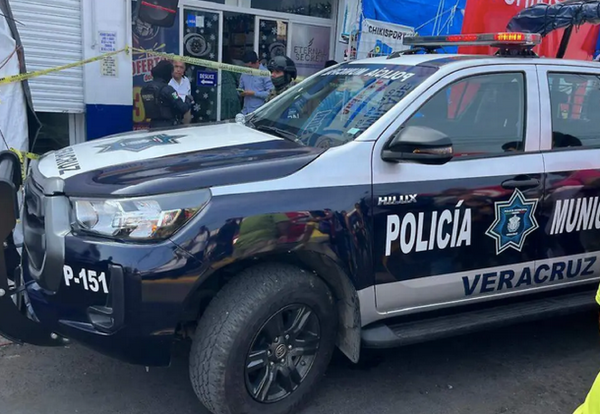 ¡MUJER BAÑÓ CON AGUA CALIENTE Y QUÍMICO TÓXICO A DOS VECINAS!
