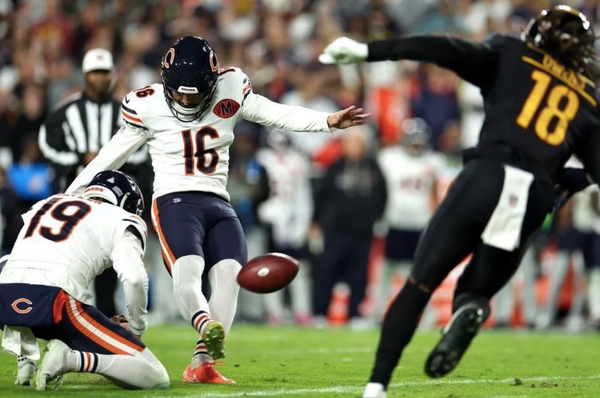 ¡DEJAN COMMANDERS IR TRIUNFO ANTE CHICAGO!