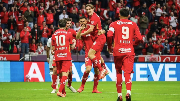 ¡LOS DIABLOS CONSERVAN LA CIMA!