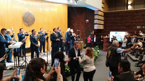 ¡LA SONORA SANTANERA PONE A BAILAR A LOS DIPUTADOS!