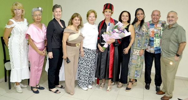 ERIKA REMPENING RECIBE HONORIS CAUSA