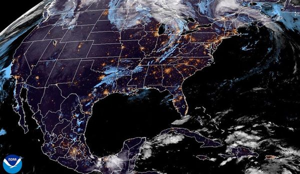¡PERTURBACIÓN CICLÓNICA A MEDIO MAR CARIBE! - *SOPLA DE FRENTE CON RACHITAS Y BOCHORNO.