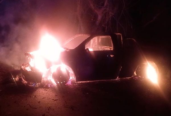 ¡FUEGO CONSUMIÓ CAMIONETA CERCA DE RANCHO DEL PADRE!