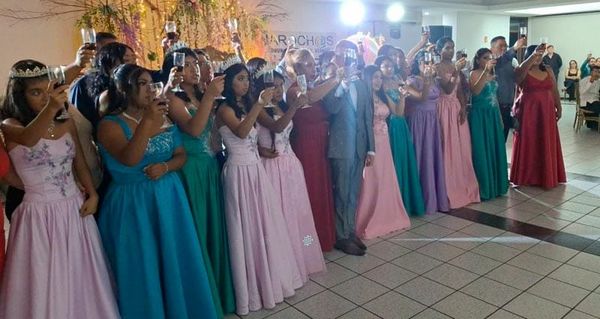 ¡IZACUR TIRA LA CASA POR LA VENTANA!