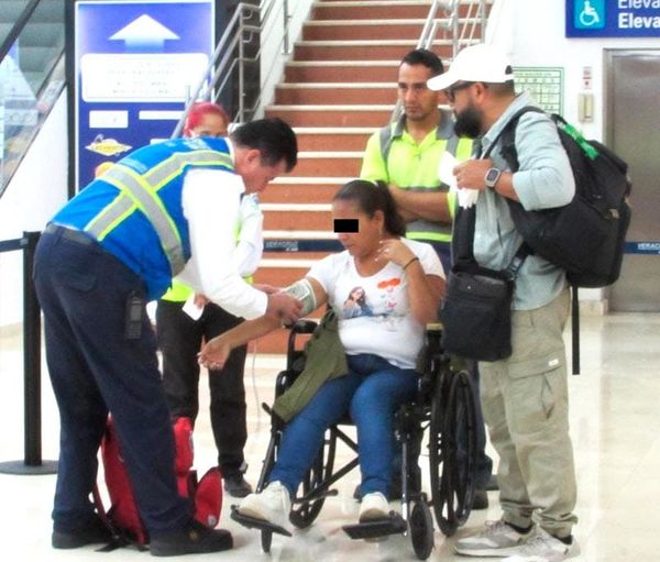 ¡PASAJERA LE DIO EL ‘TELELE’ EN EL AVIÓN!