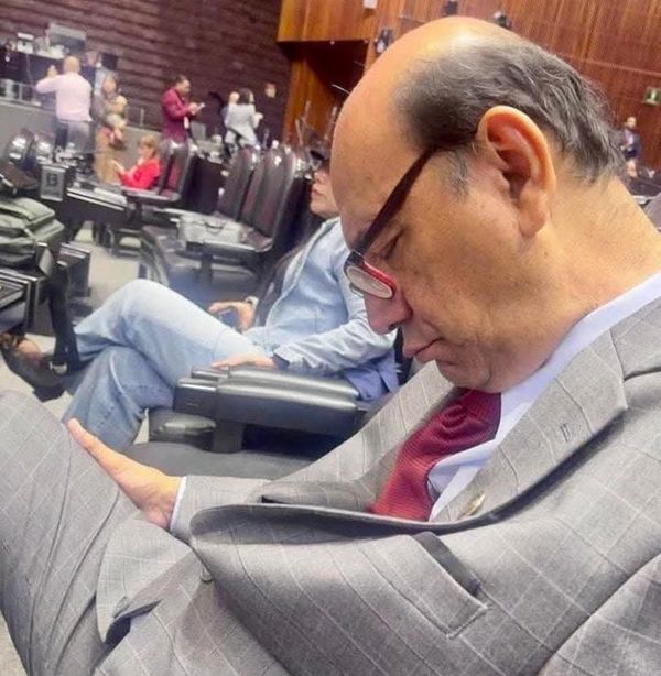 ¡LO CACHAN DURMIENDO! - A DIPUTADO FEDERAL DE COATZA