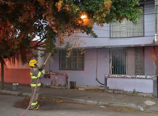 ¡SE PRENDIERON LOS CABLES DE CFE!