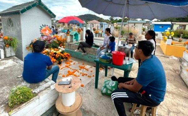 ¡LE CANTA A SU PADRE FALLECIDO!