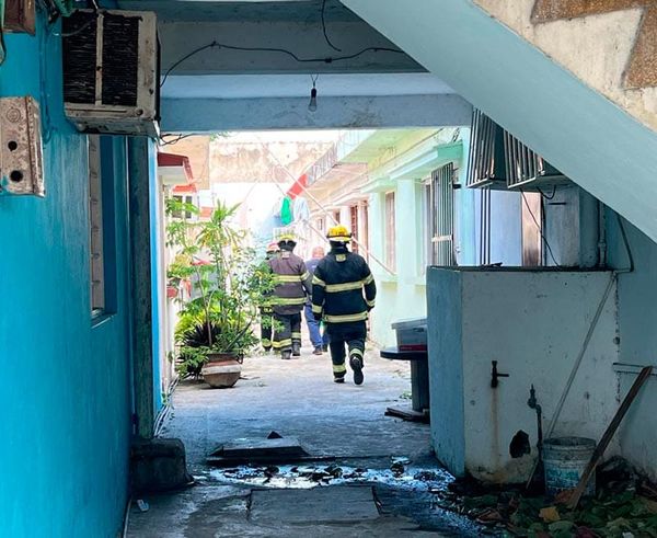 ¡SE CHAMUSCÓ RECÁMARA POR UN CORTO CIRCUITO!