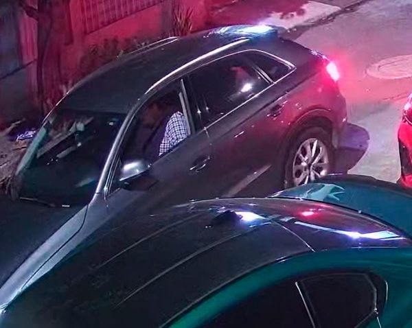 ¡LE PEGA “ARRIMÓN” A VEHÍCULO ESTACIONADO EN PLAYA LINDA!