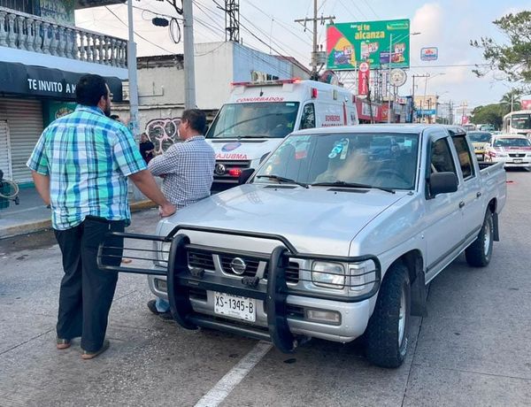 ¡MAMÁ Y SU HIJA SALEN “VOLANDO” DE LA MOTO!