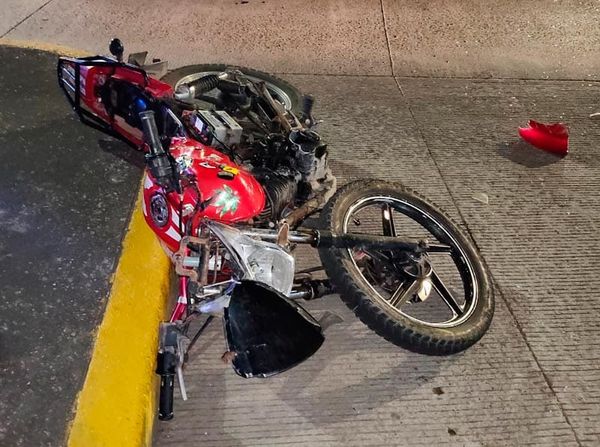¡MOTOCICLISTAS SE IMPACTAN A TAXI EN LA AVENIDA DÍAZ MIRÓN!