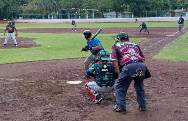 ¡COMPADRES, ÚNICO INVICTO EN SOFTBOL DE PLAYA DE VACAS!