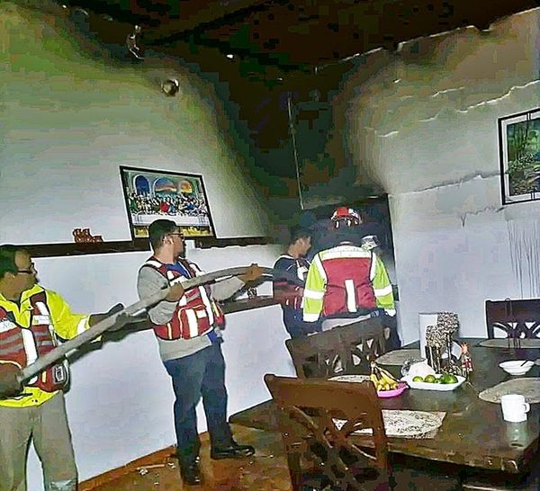 ¡SE QUEMÓ CASA POR CORTO CIRCUITO EN UNA LÁMPARA!