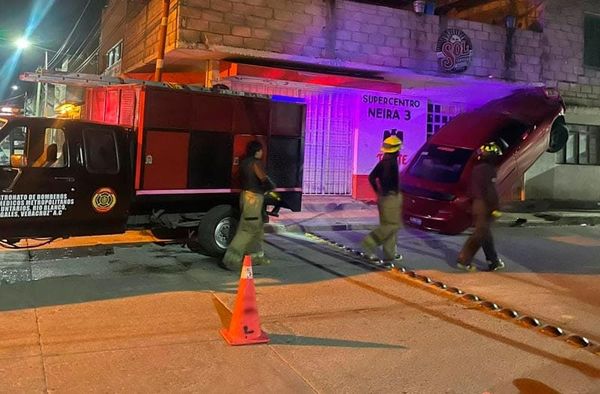 ¡VEHÍCULO TERMINA INCRUSTADO CONTRA POSTE Y FACHADA DE CASA!