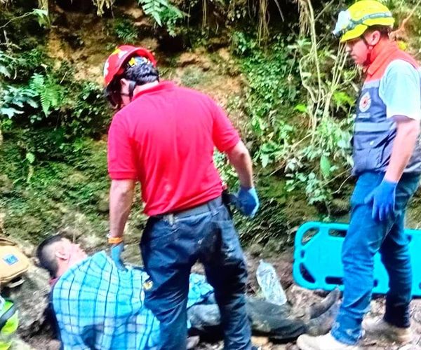 ¡PASÓ LA NOCHE LESIONADO Y AL FONDO DE UN BARRANCO EN COSCOMATEPEC!