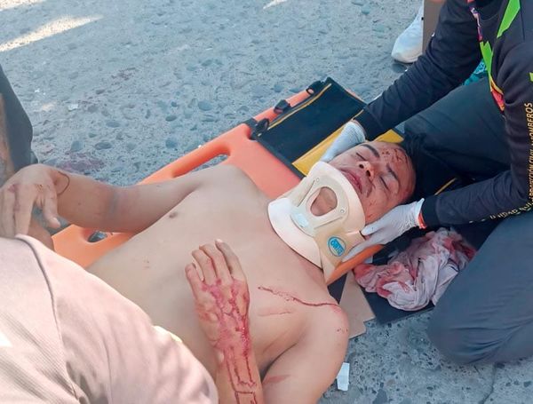 ¡DETIENEN A CAFRE POR ARROLLAR A DOS MOTOCICLISTAS!