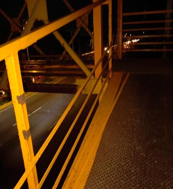 ¡ROBAN EN CACHITOS EL PUENTE PEATONAL!