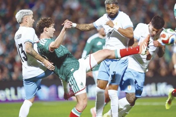 ¡ABURREN…! - Y LOS ABUCHEAN..