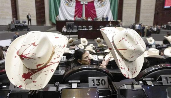 ¡SACAN SOMBREROS “ENSANGRENTADOS”! - PROTESTAN DIPUTADOS DEL PRI