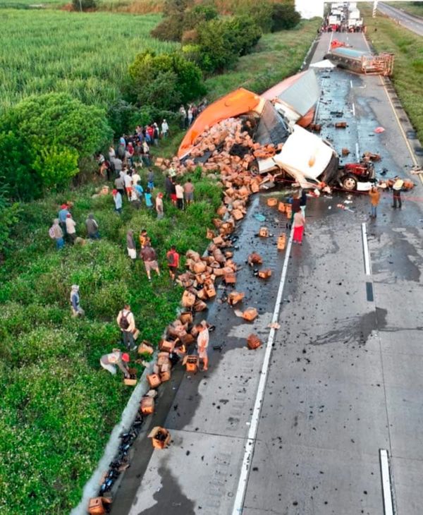 ¡MUERE TRAILERO EN CHOQUE DE TRACTOCAMIONES!