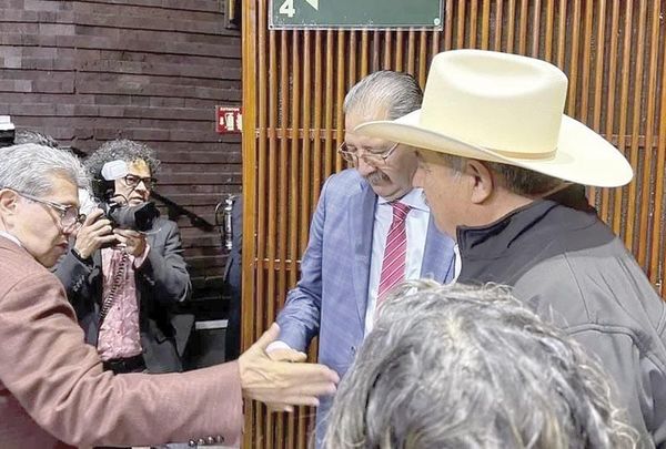 ¡ACUERDA MONREAL CON CAMPESINOS MESAS SOBRE LA LEY DE AGUAS!