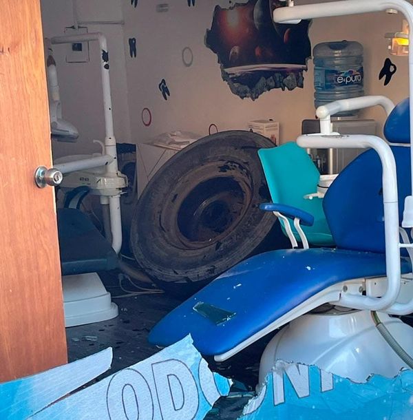 ¡SE DESPRENDIÓ LA LLANTA Y DESTROZÓ LA CLÍNICA DENTAL!