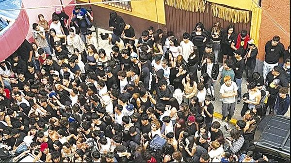 ¡AUTO EMBISTE A ESPECTADORES DE DESFILE DEL DÍA DE MUERTOS!