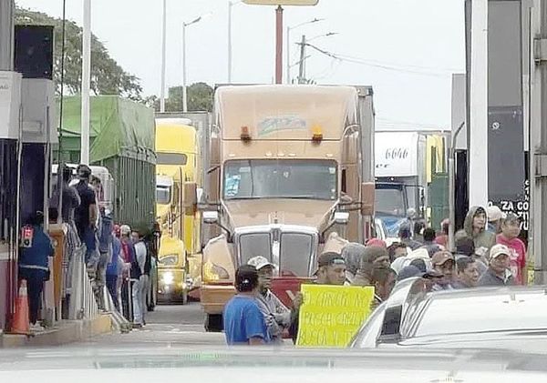 ¡BLOQUEAN CAÑEROS SADER Y CARRETERAS!