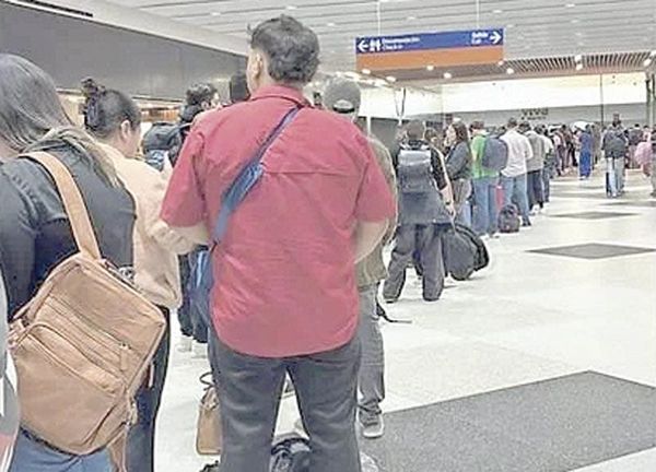 ¡VARADOS EN JUÁREZ, 200 PASAJEROS DE VIVA AEROBÚS!