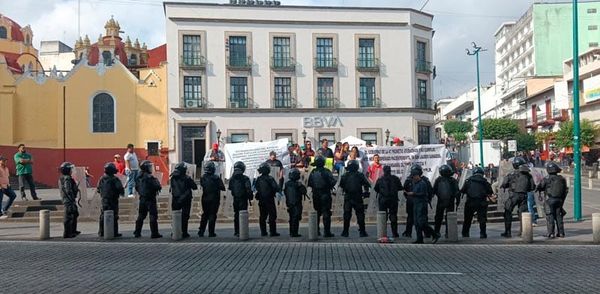 ¡LOS QUITAN! - CON GRANADEROS