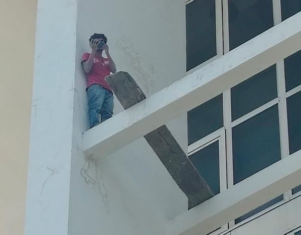 ¡QUERÍA LANZARSE DEL SEXTO PISO DE LA TORRE DE PEMEX!