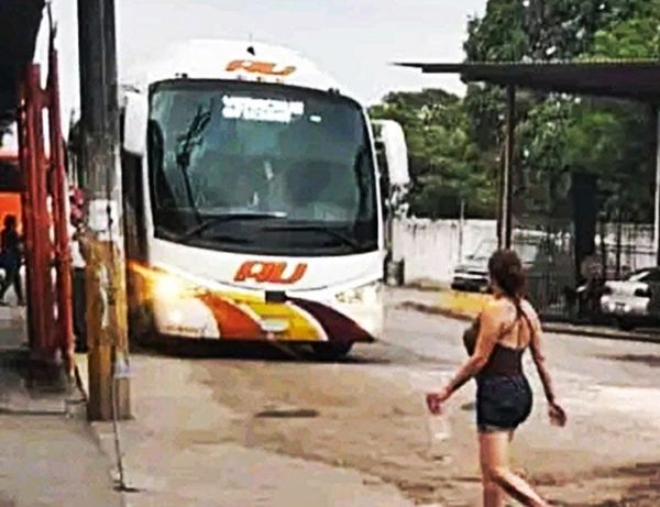 ¡REPORTAN VIOLENTO ASALTO A PASAJEROS DE AUTOBÚS AU!